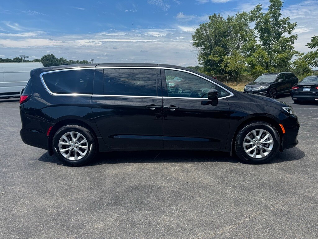 2025 Chrysler Pacifica photo 4