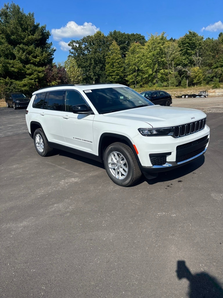 2025 Jeep Grand Cherokee Laredo Sport photo 3