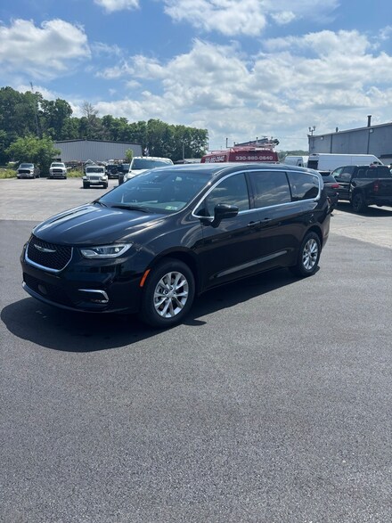 2025 Chrysler Pacifica Select Passenger Van