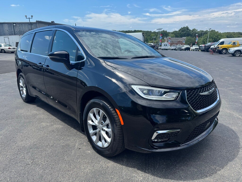 2025 Chrysler Pacifica photo 3