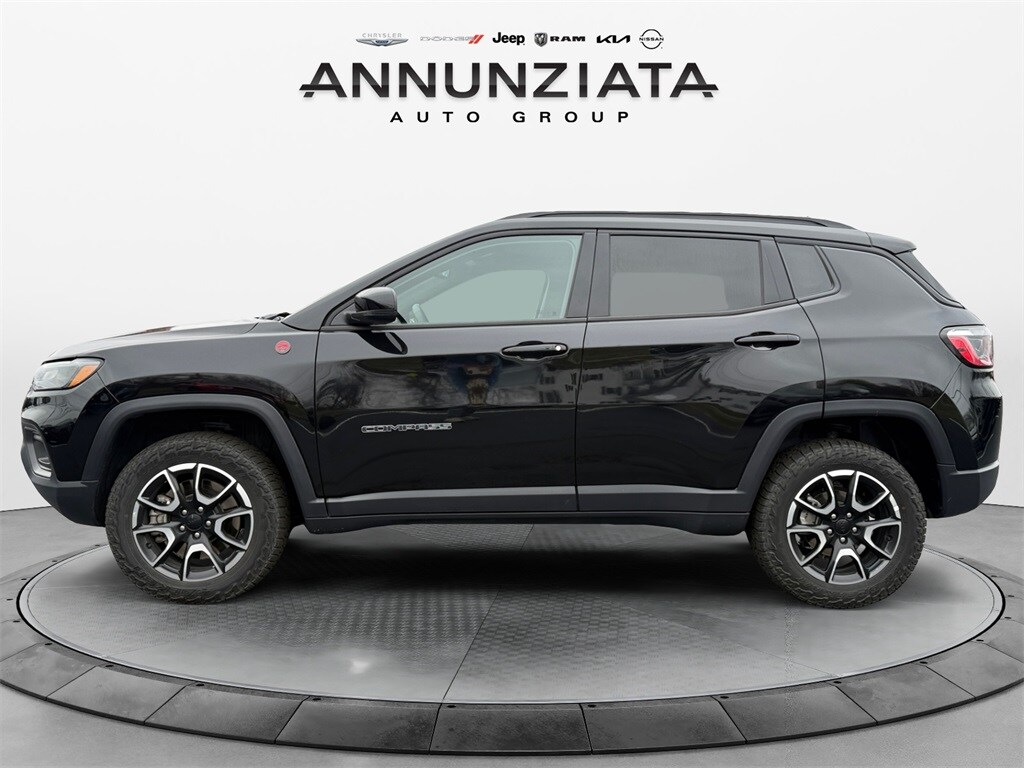 2024 Jeep Compass Trailhawk photo 2