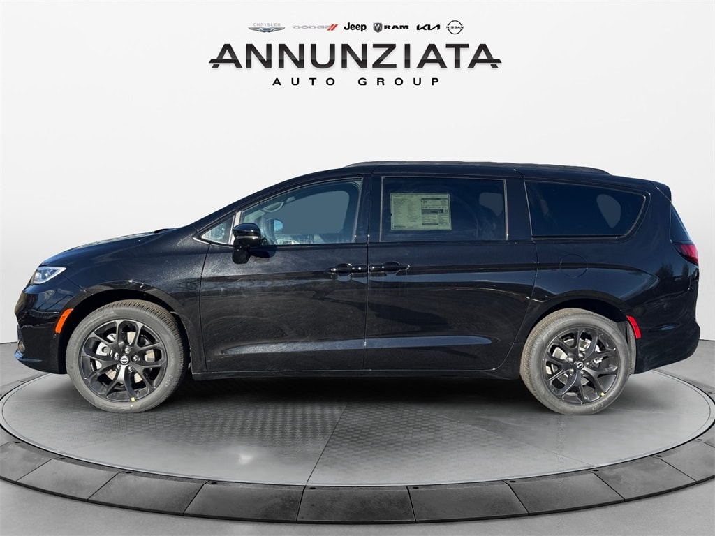 New 2026 Chrysler Pacifica Limited Passenger Van