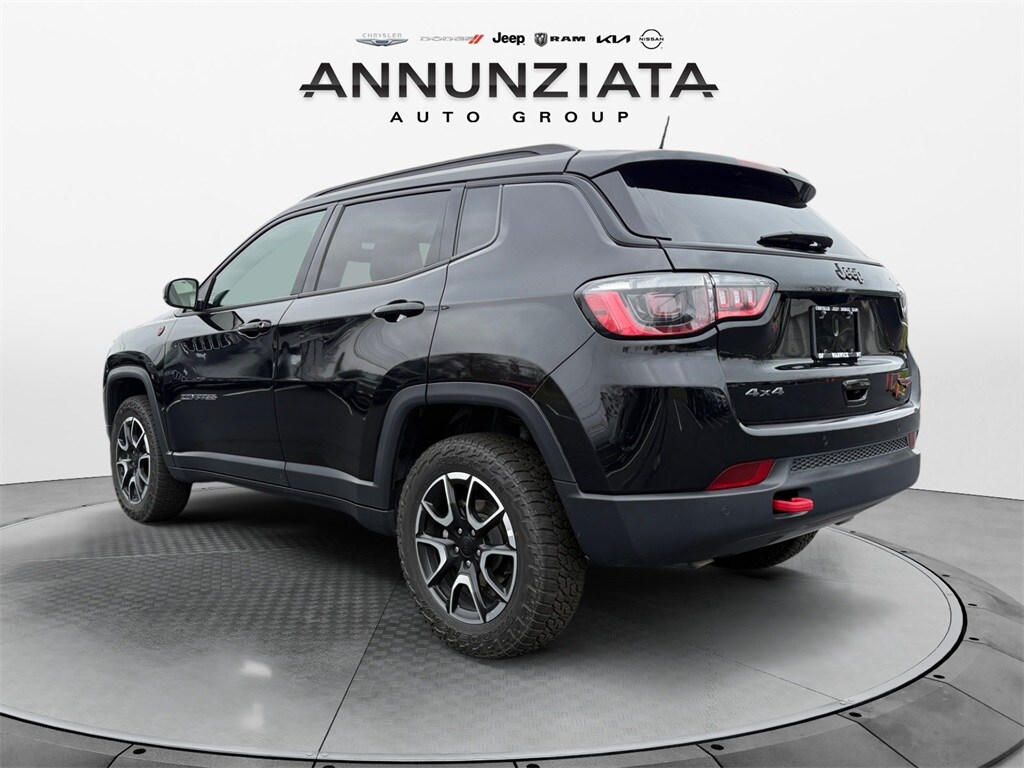 2024 Jeep Compass Trailhawk photo 3