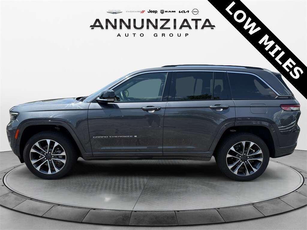 2022 Jeep Grand Cherokee Overland photo 2