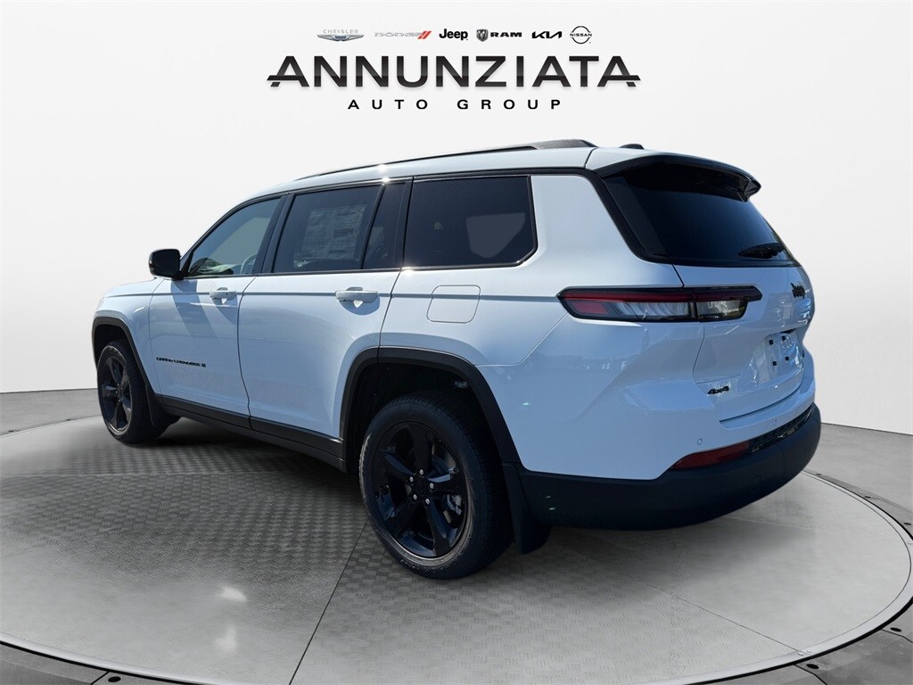 2025 Jeep Grand Cherokee Limited photo 3