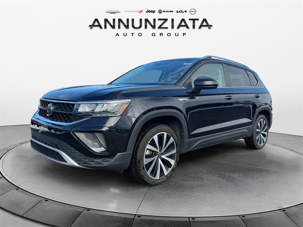 2024 Volkswagen Taos SE's photo