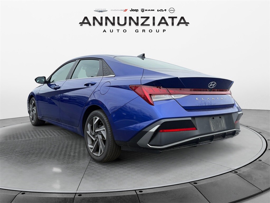 2025 Hyundai Elantra SEL Convenience photo 2