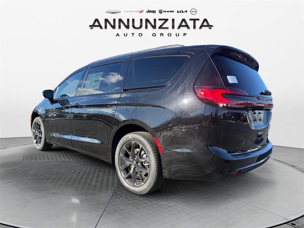 New 2026 Chrysler Pacifica Limited Passenger Van