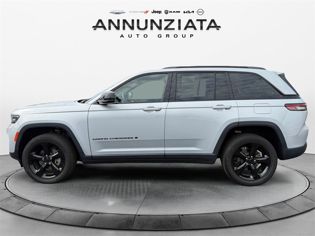 2022 Jeep Grand Cherokee Altitude photo 2