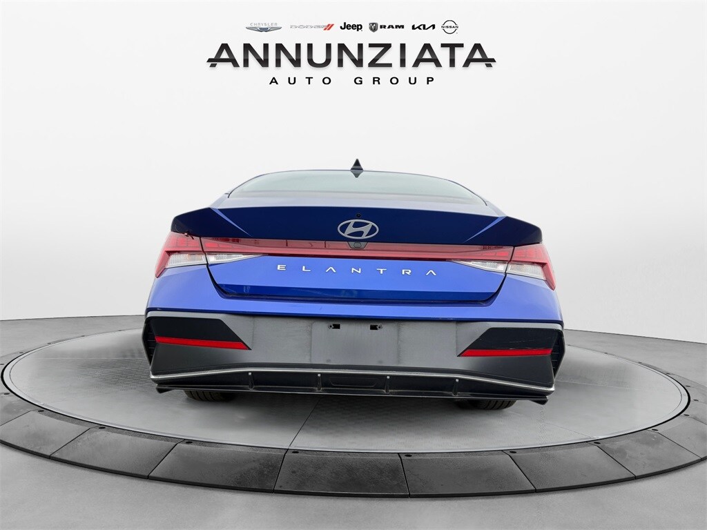 2025 Hyundai Elantra SEL Convenience photo 3