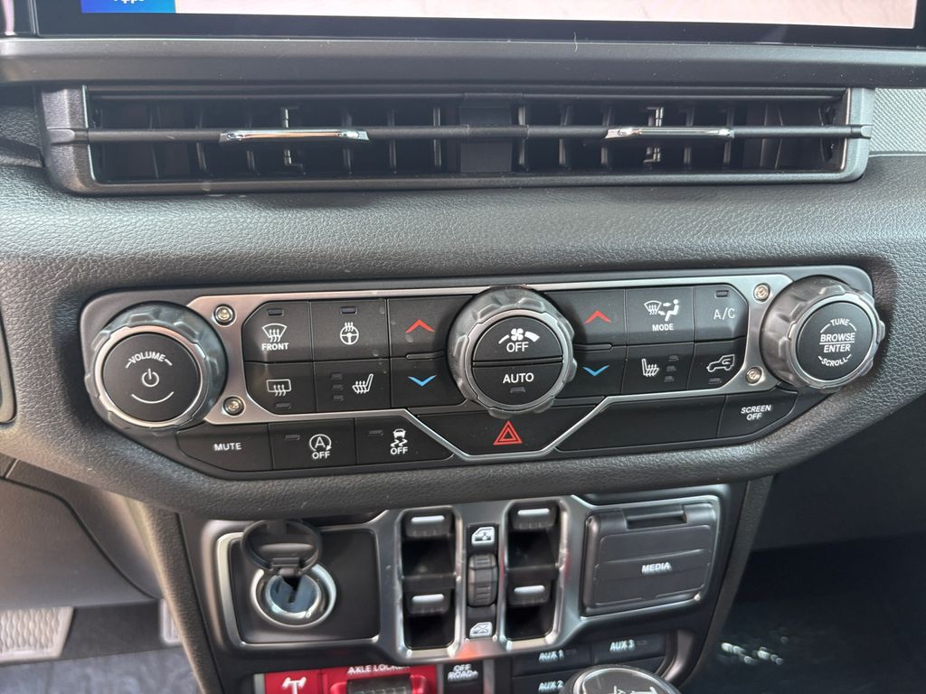 2025 Jeep Wrangler 4-Door Willys - Photo 29