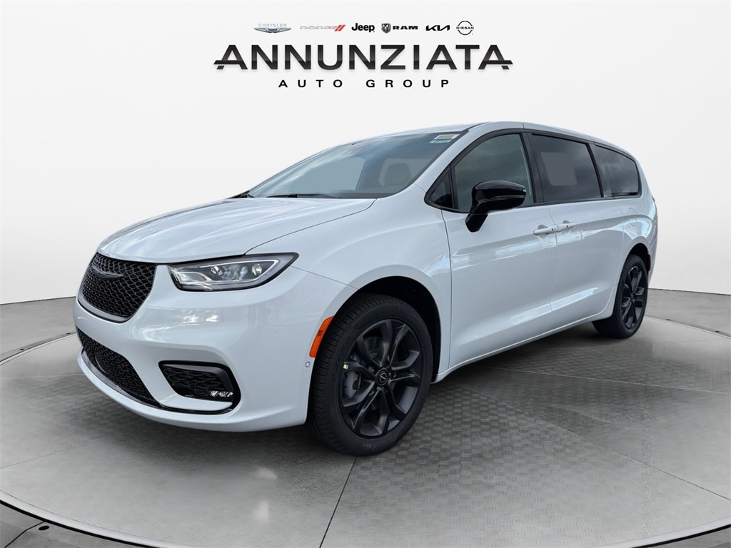 2026 Chrysler Pacifica Select's photo