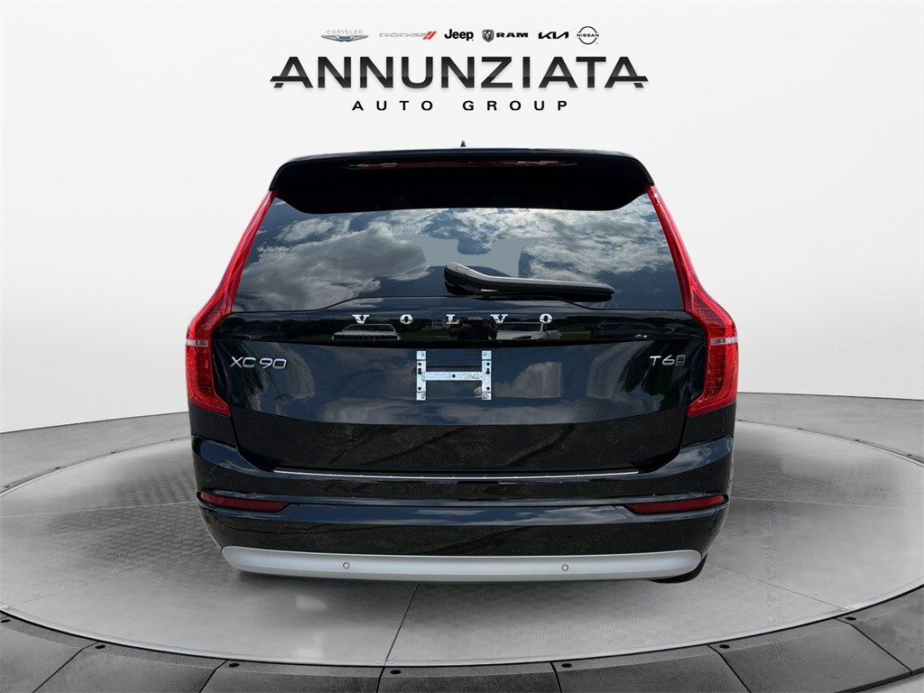2022 Volvo XC90 T6 Momentum photo 4
