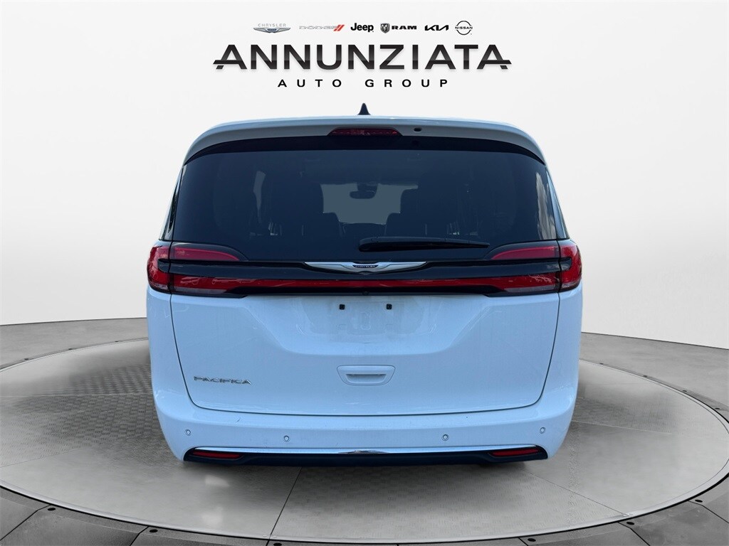 2023 Chrysler Pacifica Touring L photo 3