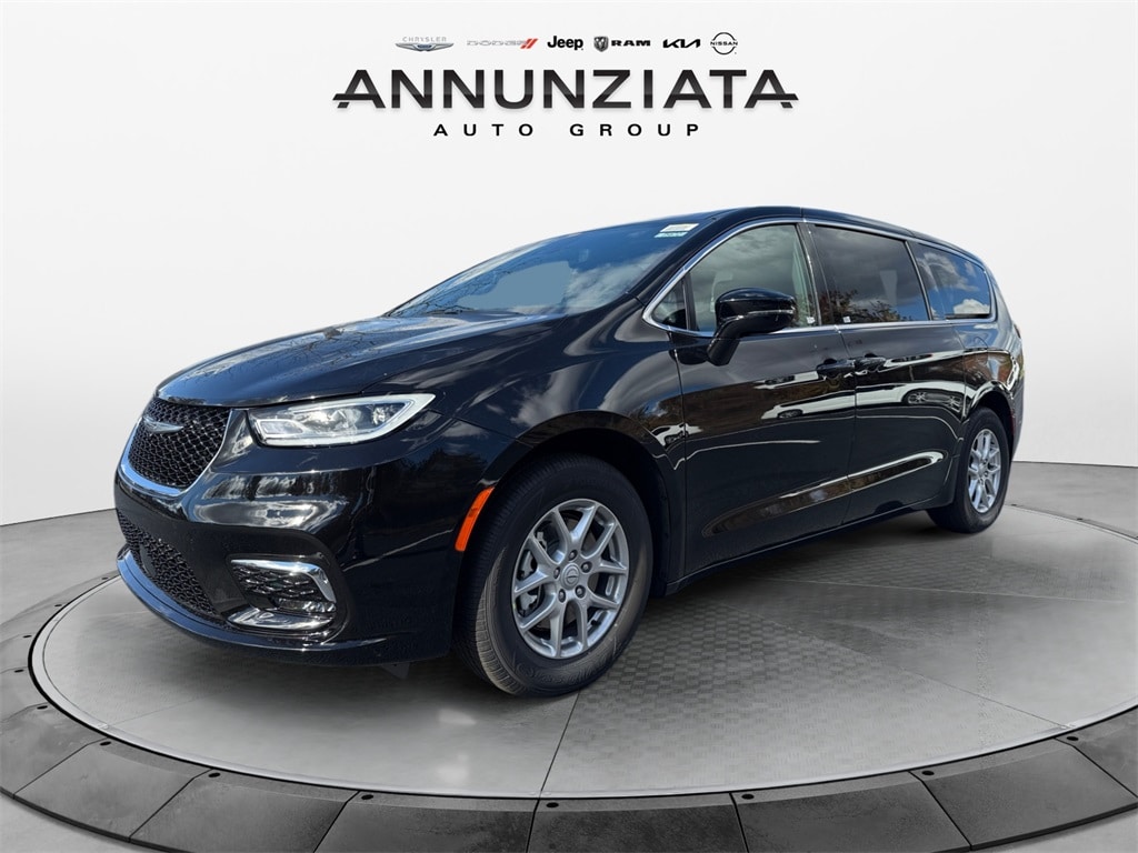 2026 Chrysler Pacifica Select's photo