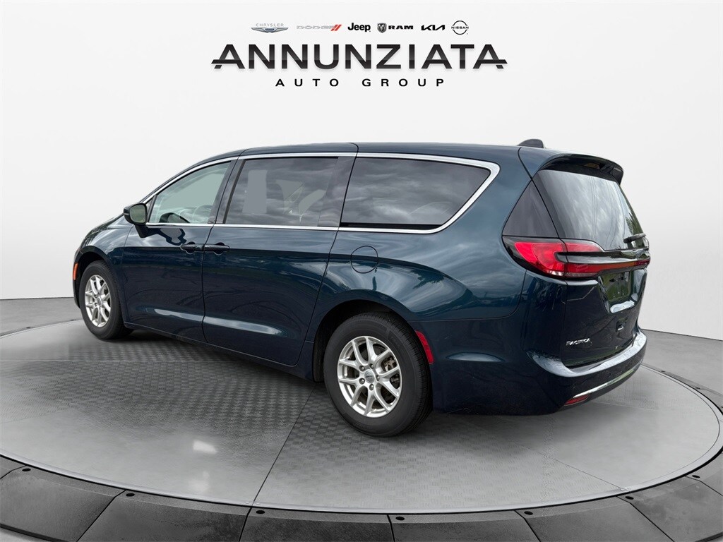 2023 Chrysler Pacifica Touring L photo 3