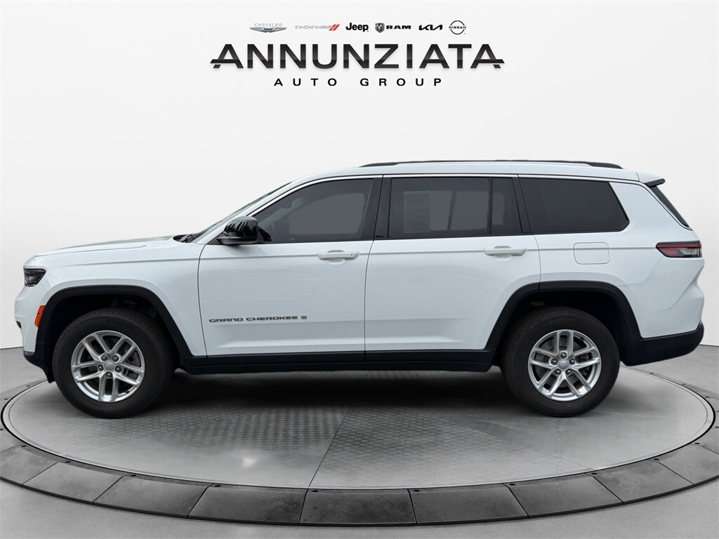 2022 Jeep Grand Cherokee Laredo photo 2