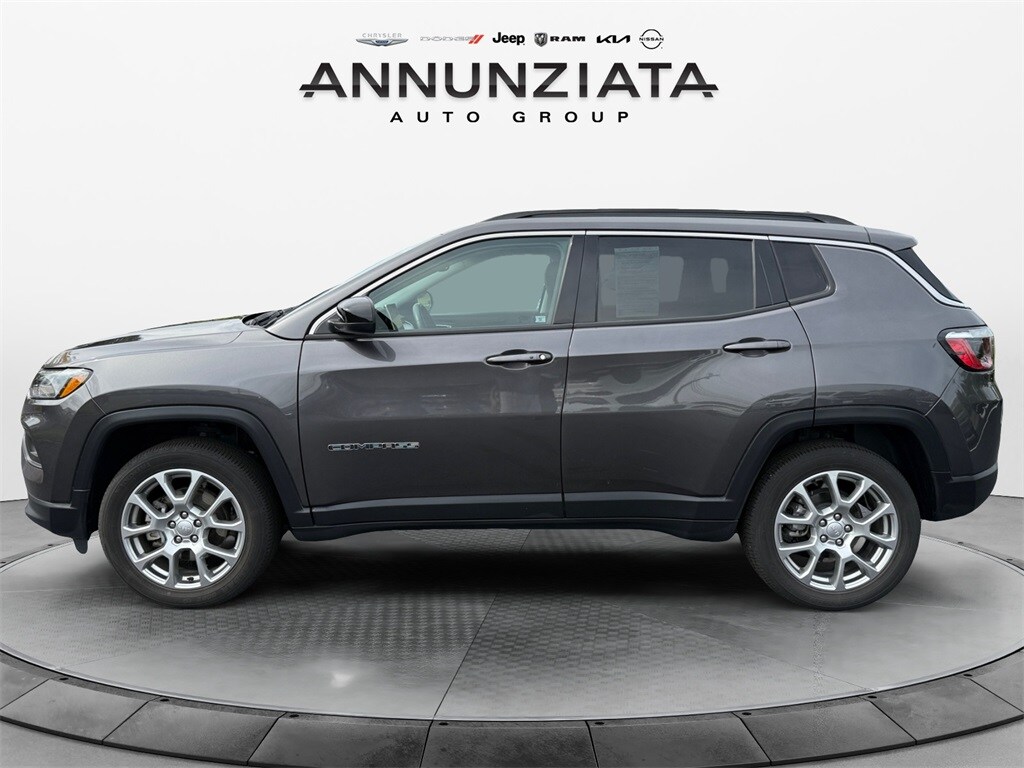 2022 Jeep Compass Latitude Lux photo 2