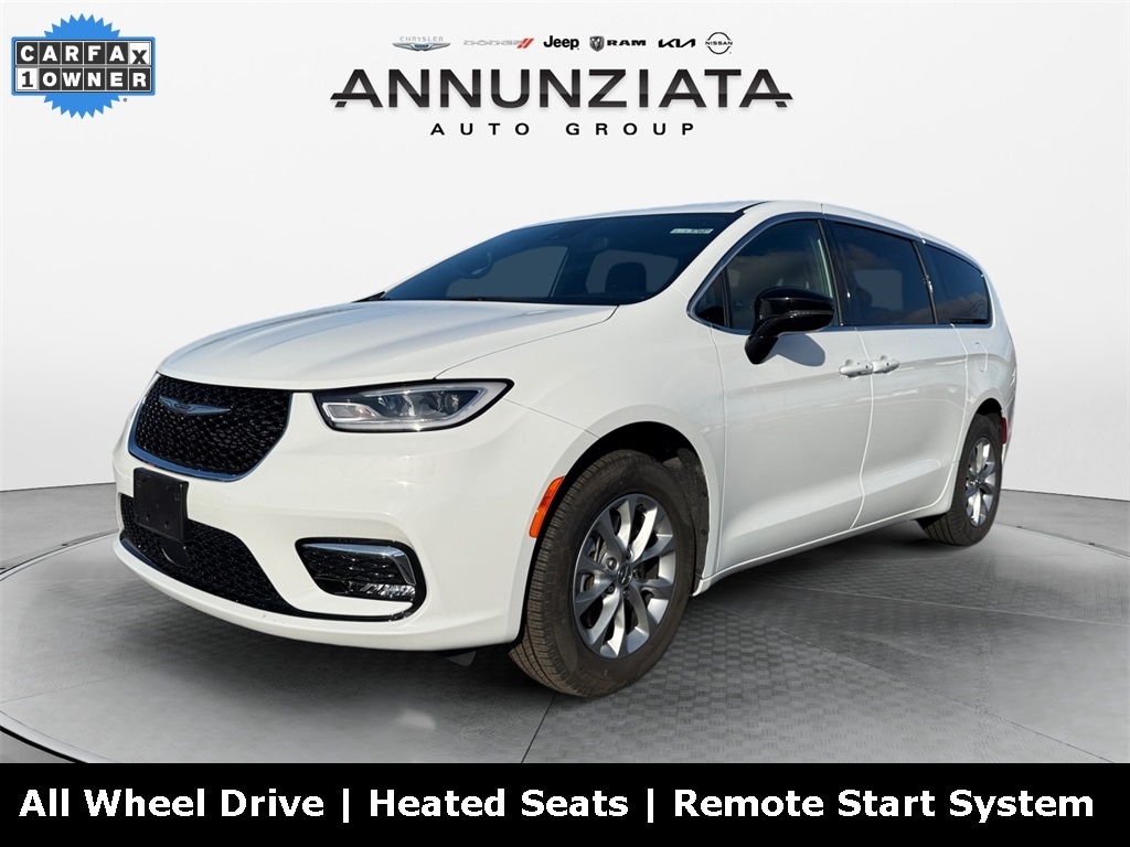 2025 Chrysler Pacifica Select's photo