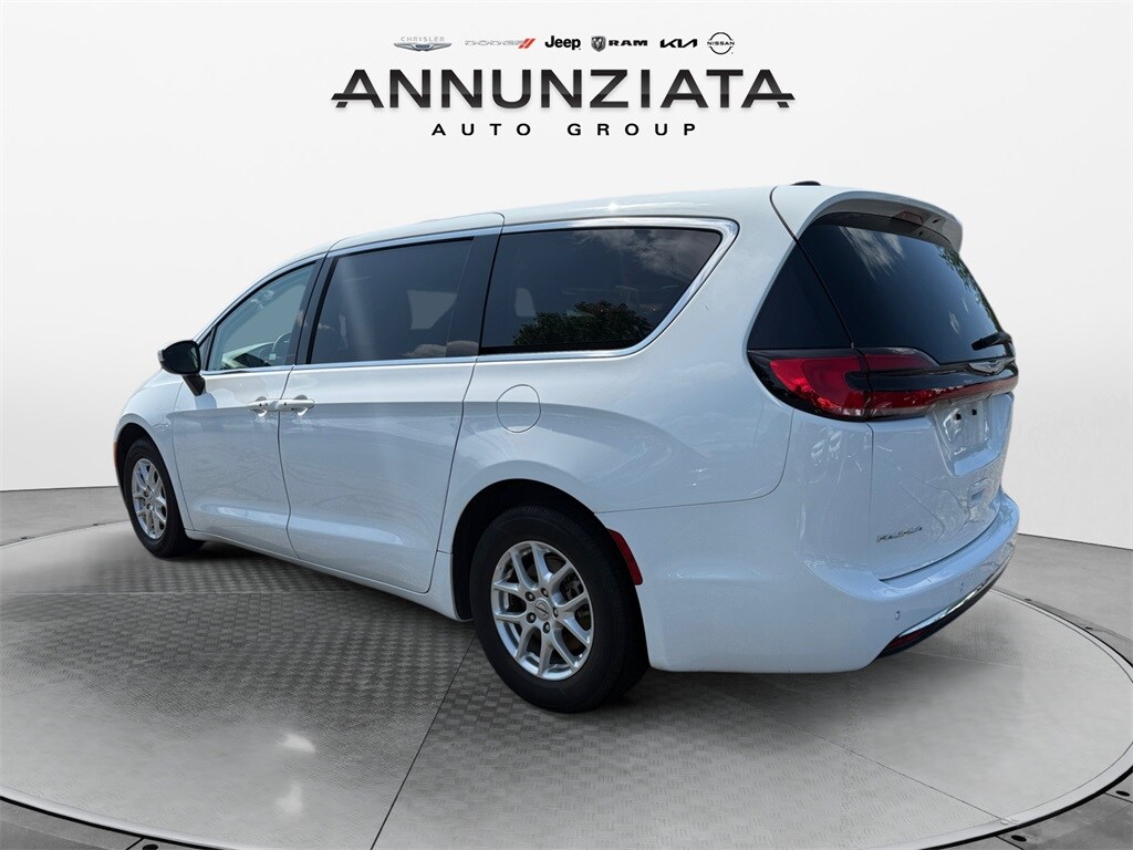 2023 Chrysler Pacifica Touring L photo 2