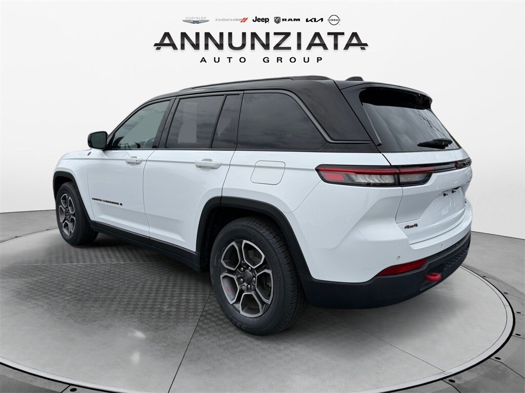 2022 Jeep Grand Cherokee Trailhawk photo 2