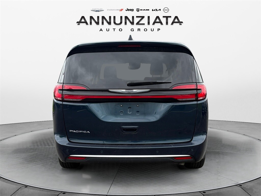 2023 Chrysler Pacifica Touring L photo 4