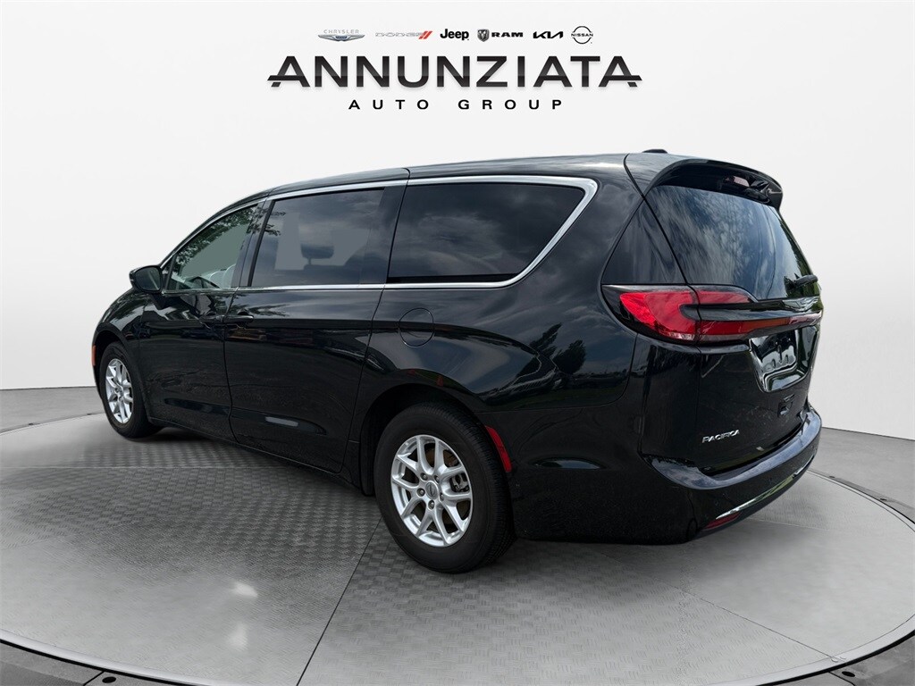 2023 Chrysler Pacifica Touring L photo 2