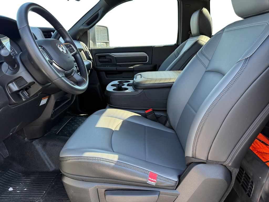 2025 RAM 3500 Chassis Tradesman - Photo 9