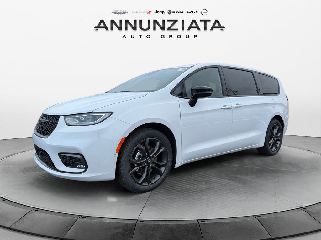 2026 Chrysler Pacifica Select's photo