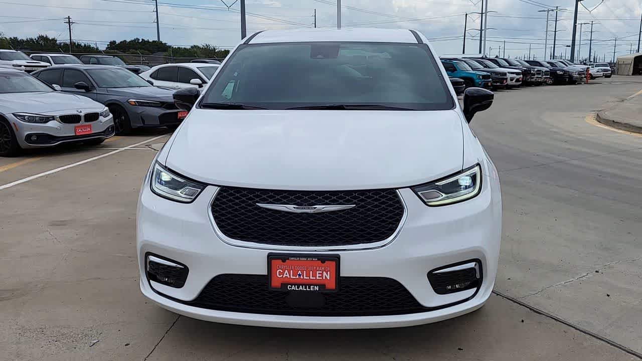 Thumbnail: 2026 Chrysler Pacifica - 3