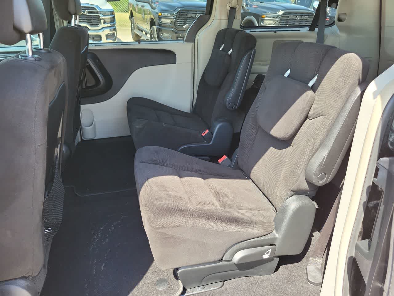 Thumbnail: 2014 Chrysler Town & Country - 21