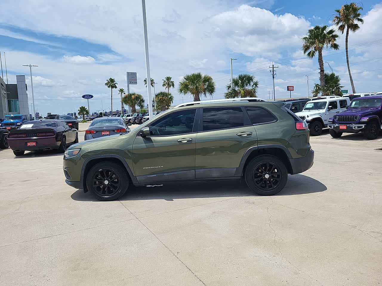 Thumbnail: 2020 Jeep Cherokee - 11