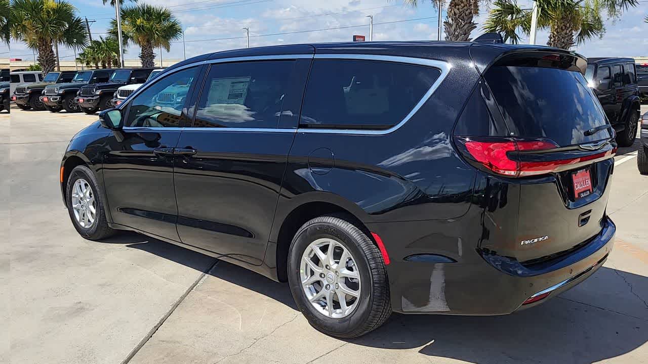 Thumbnail: 2026 Chrysler Pacifica - 6