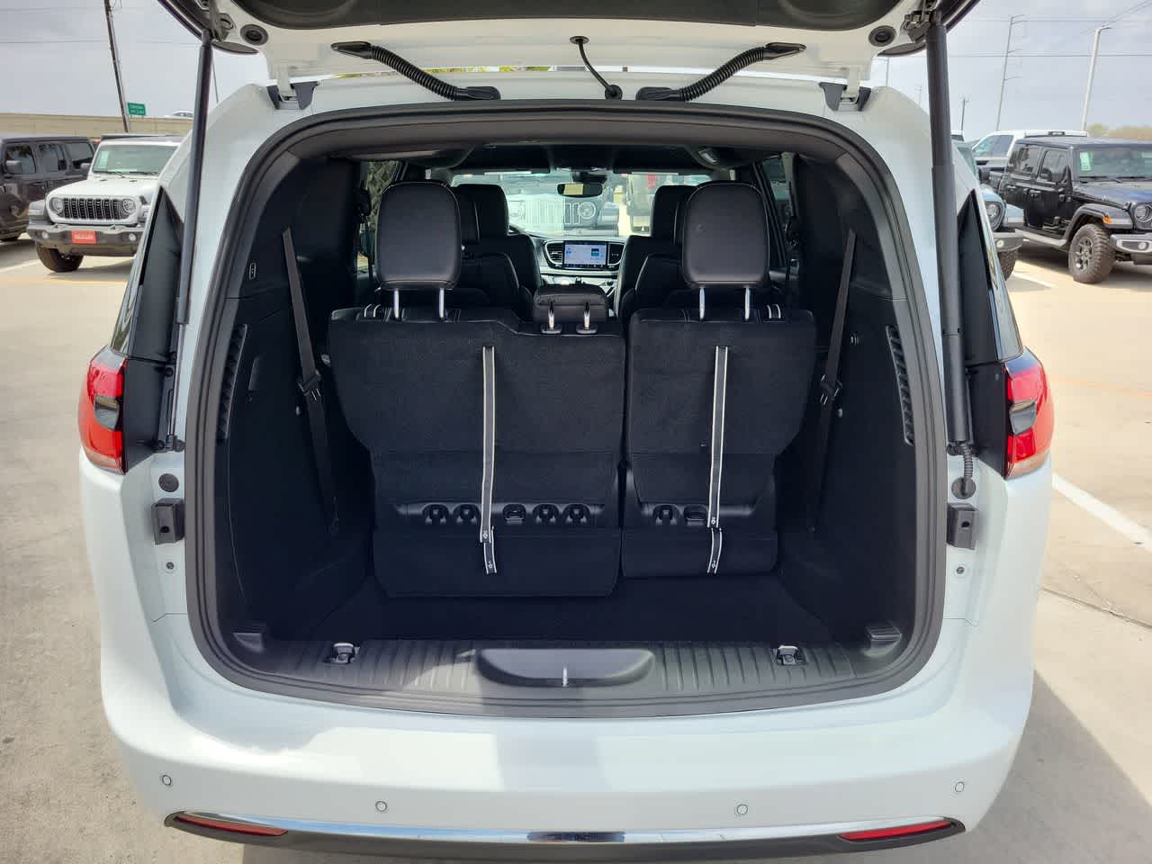 Thumbnail: 2026 Chrysler Pacifica - 27