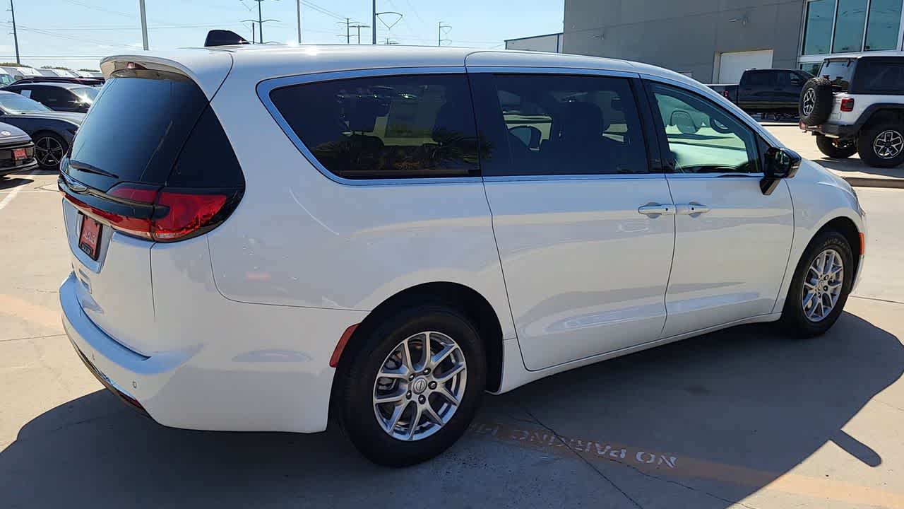 Thumbnail: 2026 Chrysler Pacifica - 8
