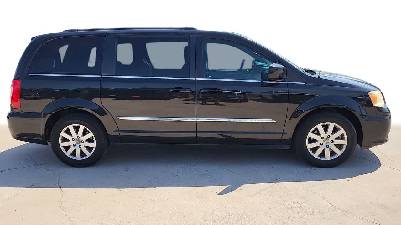 Thumbnail: 2014 Chrysler Town & Country - 9