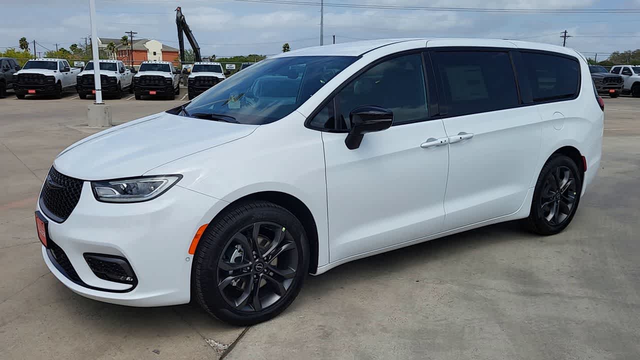 Thumbnail: 2026 Chrysler Pacifica - 4