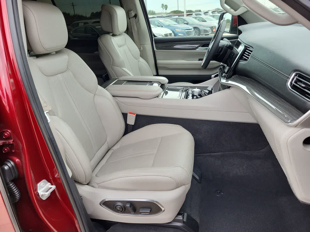 Thumbnail: 2022 Jeep Wagoneer - 22