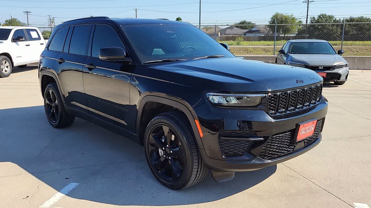 2023 Jeep Grand Cherokee Laredo photo 2