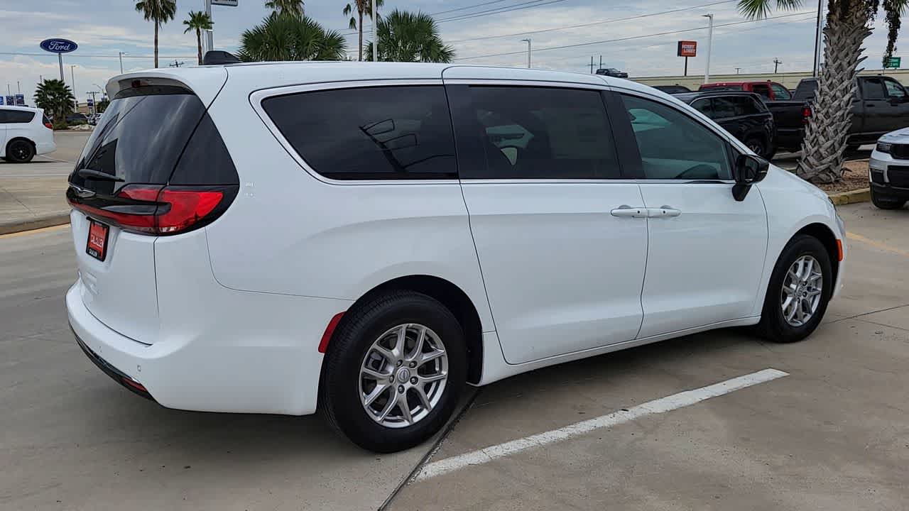 Thumbnail: 2026 Chrysler Pacifica - 8
