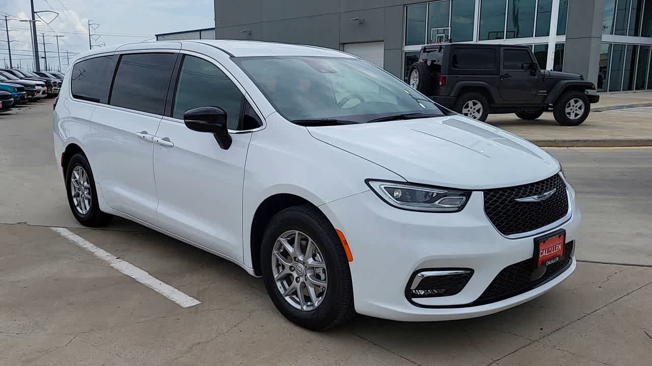 Thumbnail: 2026 Chrysler Pacifica - 2