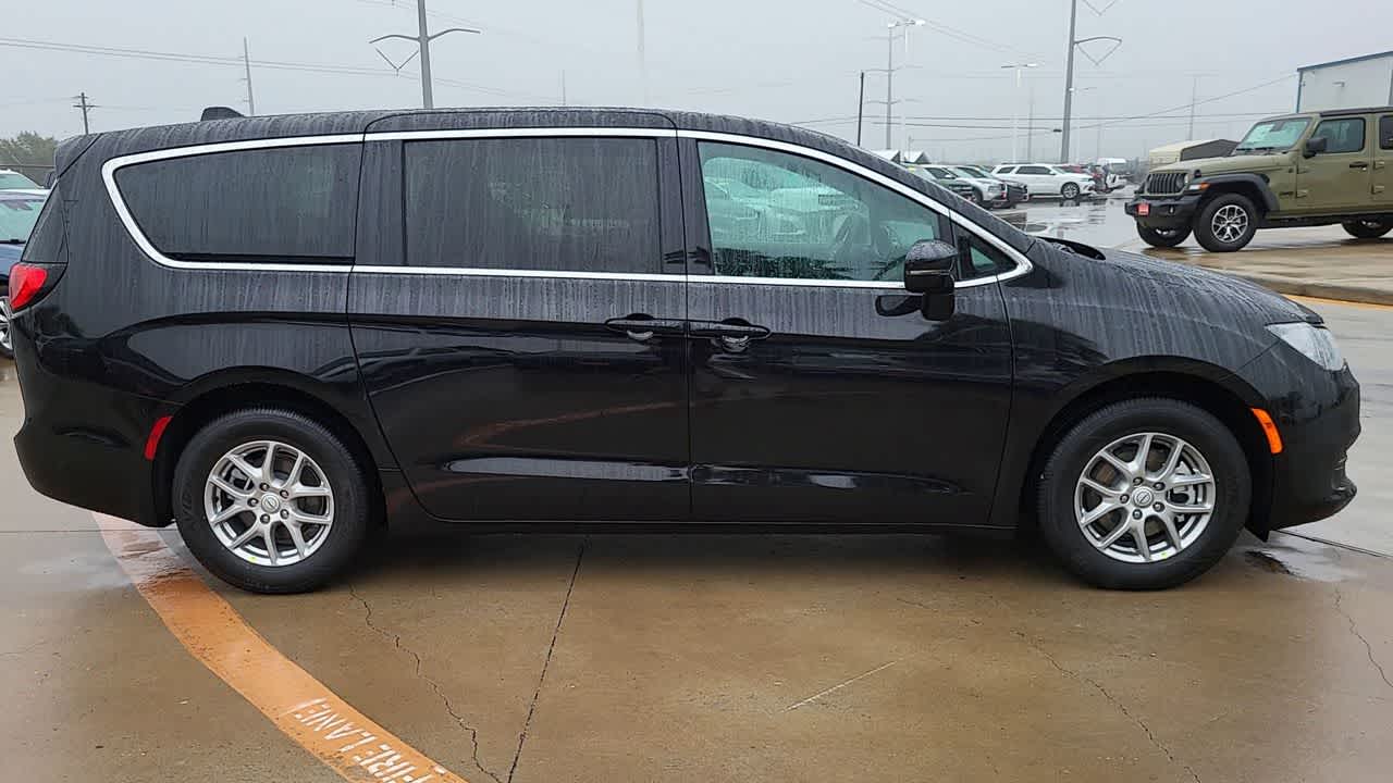 Thumbnail: 2026 Chrysler Voyager - 9