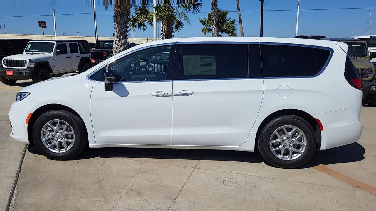 Thumbnail: 2026 Chrysler Pacifica - 5