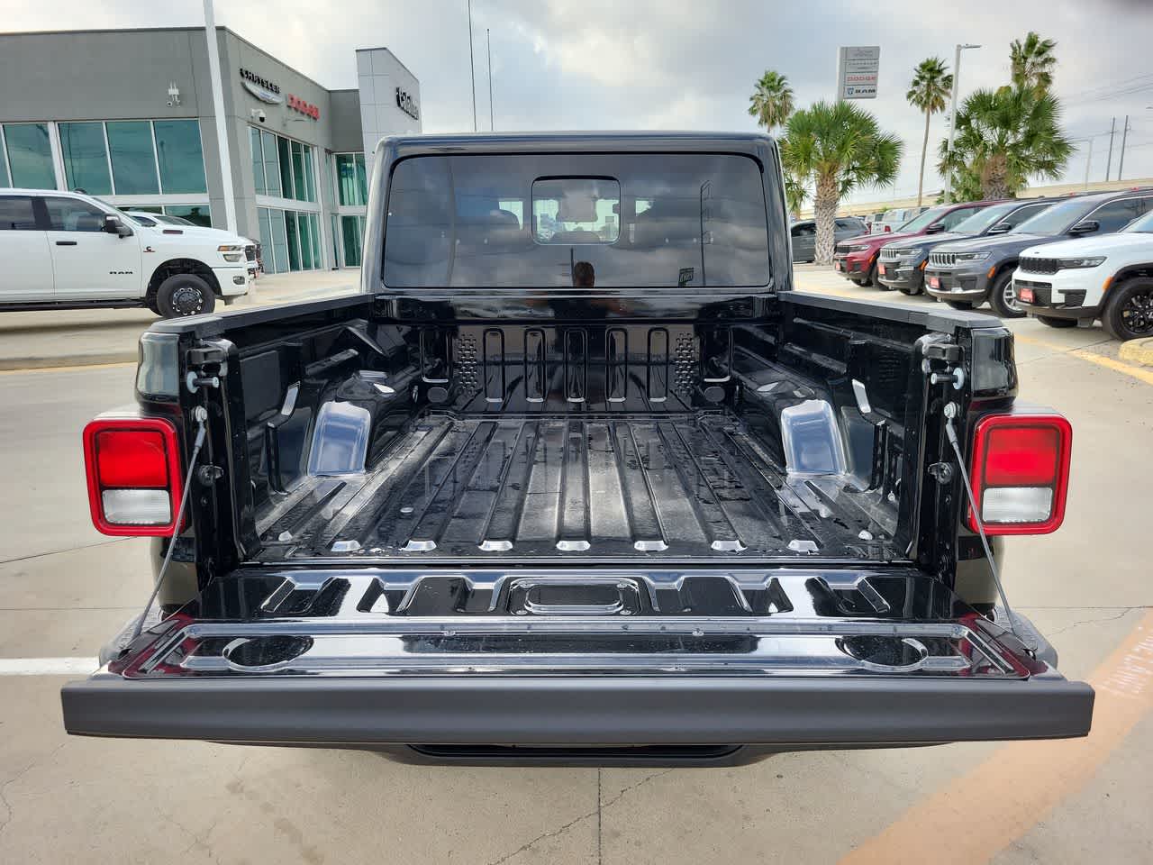 Thumbnail: 2025 Jeep Gladiator - 27