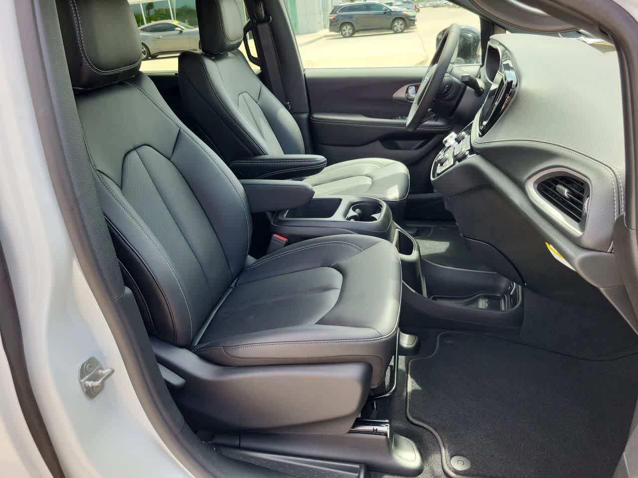 Thumbnail: 2026 Chrysler Pacifica - 22