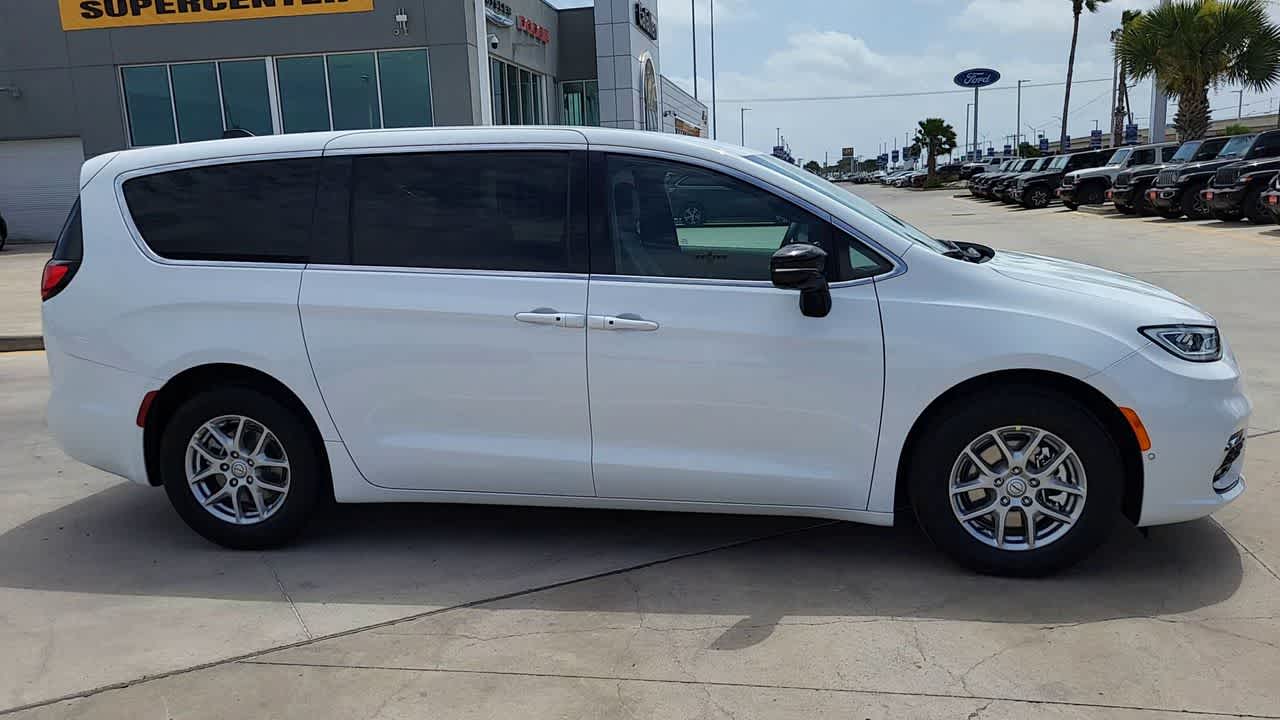 Thumbnail: 2026 Chrysler Pacifica - 9