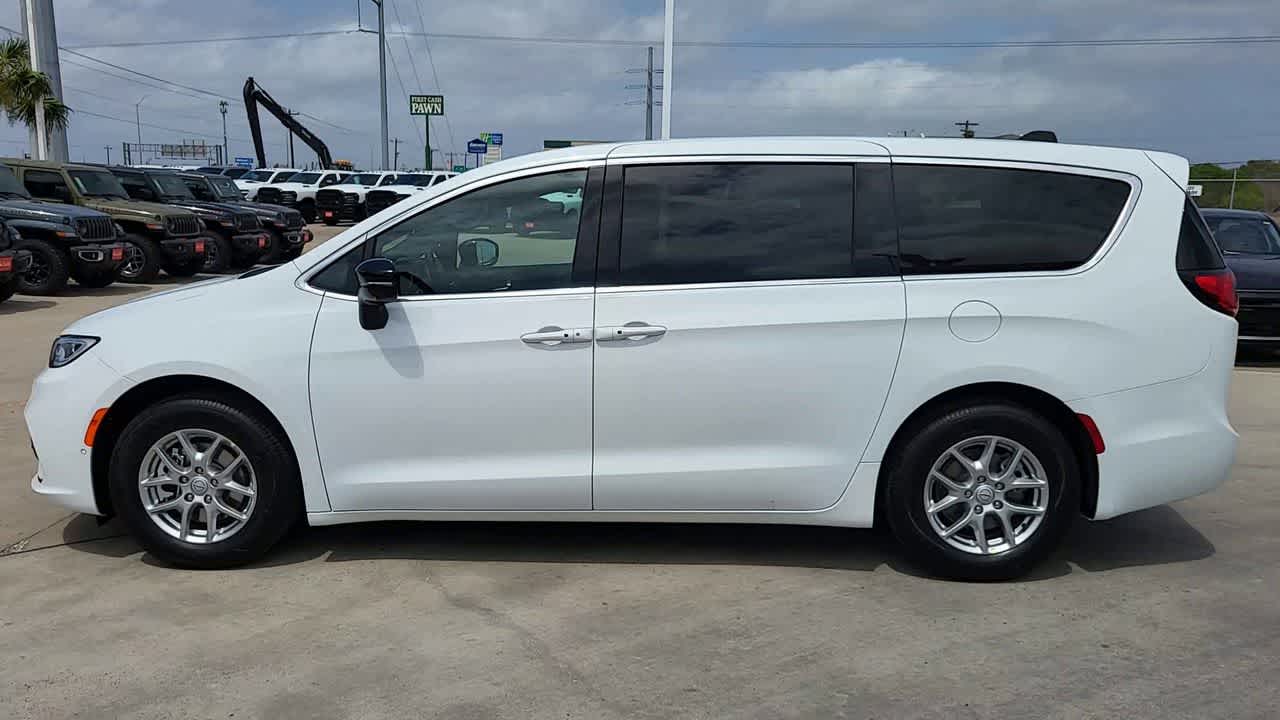 Thumbnail: 2026 Chrysler Pacifica - 5