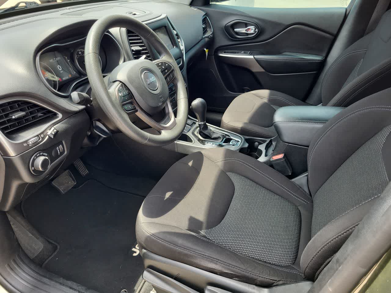 Thumbnail: 2020 Jeep Cherokee - 10