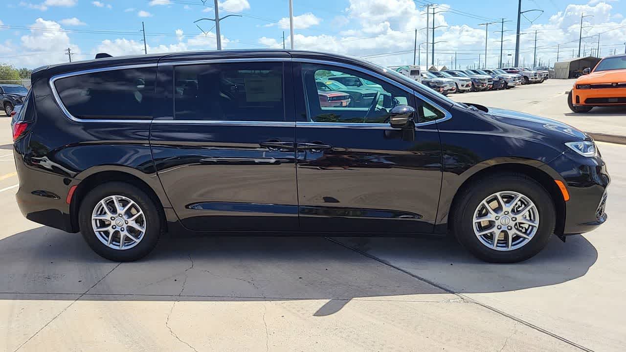 Thumbnail: 2026 Chrysler Pacifica - 9