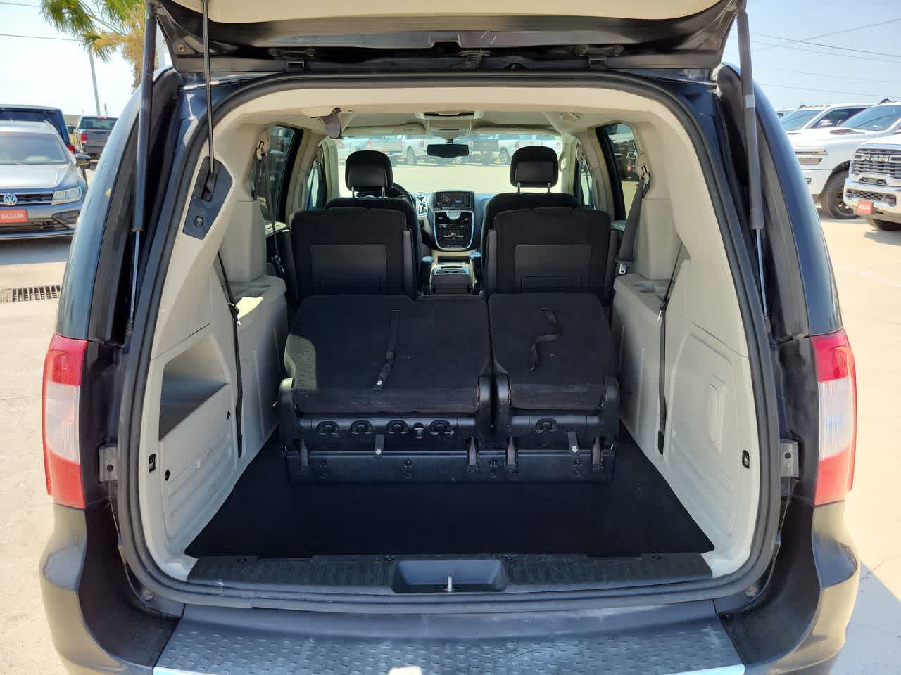 Thumbnail: 2014 Chrysler Town & Country - 27